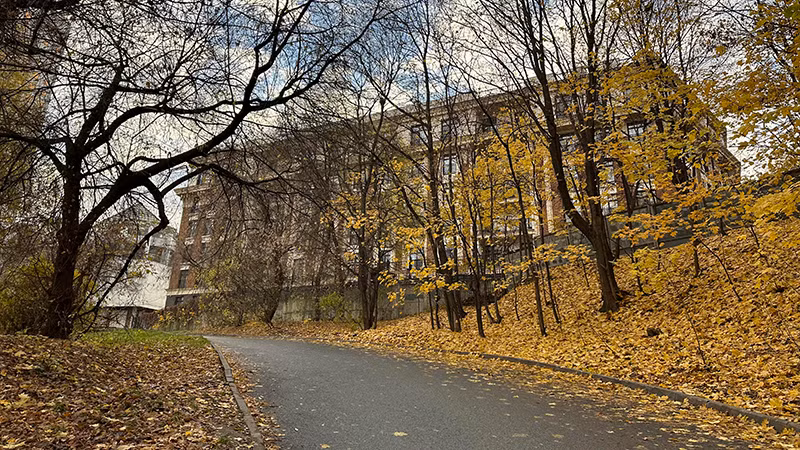 Những khu tập thể cũ hòa lẫn vào trong sắc màu của thiên nhiên. Một góc khu nhà ở quận Gagarinski. Những khu tập thể cũ hòa lẫn vào trong sắc màu của thiên nhiên. Một góc khu nhà ở quận Gagarinski.