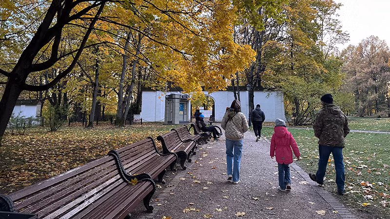 Trẻ em Nga đang vào kỳ nghỉ thu. Các em nhỏ được bố mẹ đưa đi chơi trong thời tiết dễ chịu của mùa thu. Trẻ em Nga đang vào kỳ nghỉ thu. Các em nhỏ được bố mẹ đưa đi chơi trong thời tiết dễ chịu của mùa thu.
