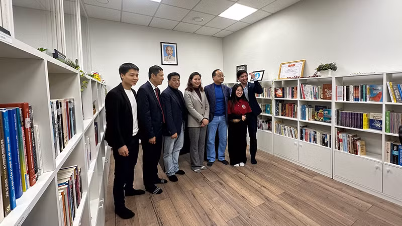 Thư viện Thanh niên có hơn 1200 đầu sách, trong đó có nhiều cuốn sách quý được các cá nhân và tổ chức quyên tặng. (Ảnh: THÙY VÂN)