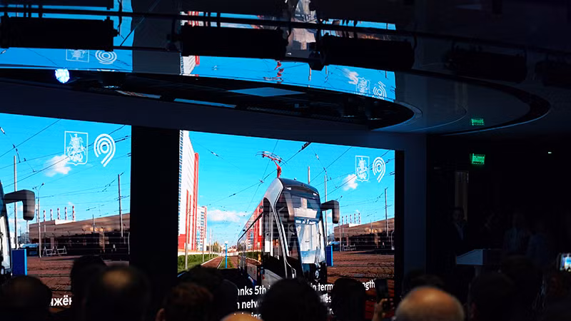 Ban tổ chức giới thiệu các thành tựu về giao thông vận tải của Nga. (Ảnh: THÙY VÂN)