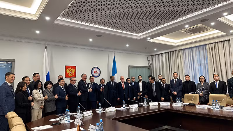 Ban tổ chức chụp ảnh cùng đại diện các đoàn đăng ký tham dự Thế vận hội. (Ảnh: THÙY VÂN)