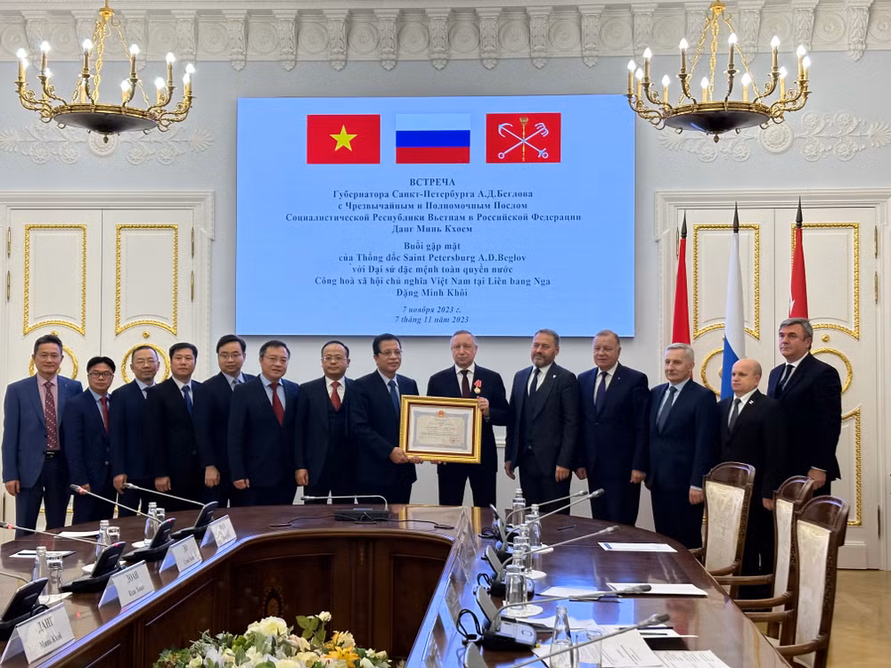 Trao tặng Huân chương Hữu nghị cho Thống đốc Saint Peterburg Alexander Beglov. (Ảnh: Thùy Vân)