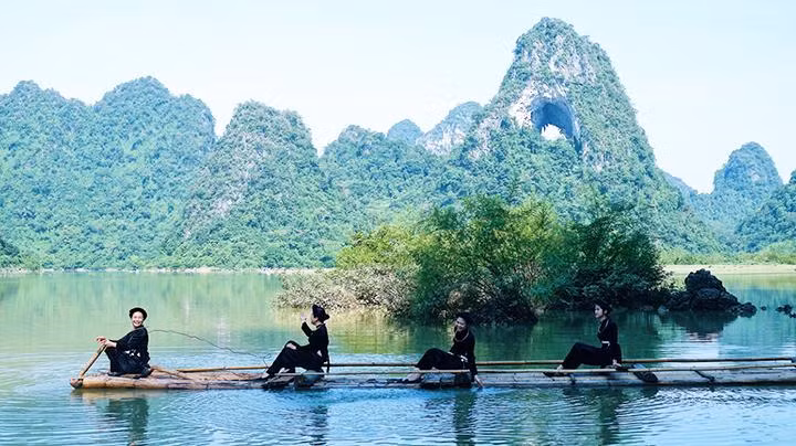 Núi mắt thần.