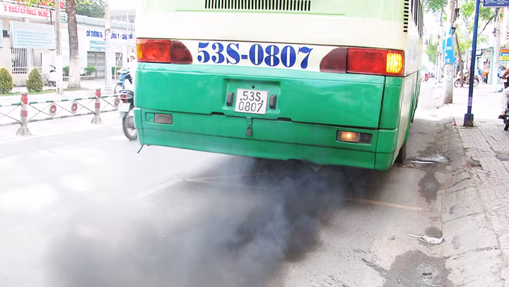 Xe bus xả khói đen kịt ra môi trường tại TP Hồ Chí Minh.