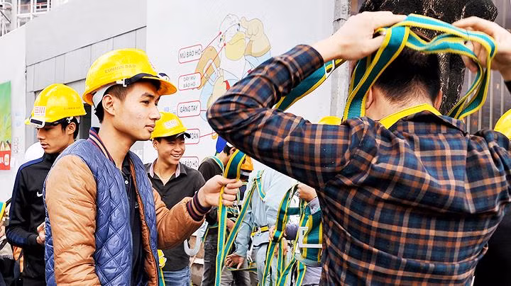 Trang bị bảo hộ lao động đầy đủ để chủ động phòng ngừa và giảm tai nạn. Ảnh: NAM NGUYỄN