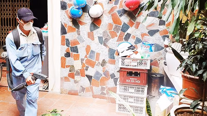 Phun thuốc diệt muỗi phòng, chống sốt xuất huyết. Ảnh: NGUYỆT ANH