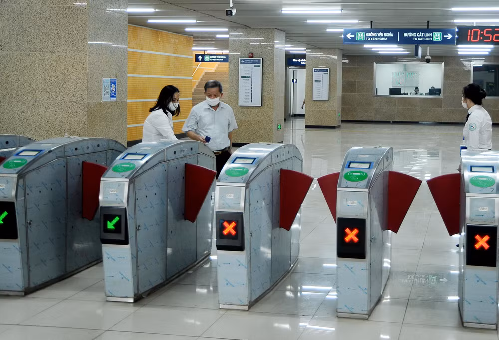 Cửa soát vé tự động của tuyến tàu điện Cát Linh - Hà Đông. Ảnh: NGUYỆT ANH