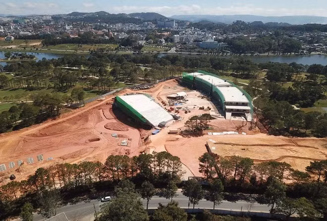 Khối nhà hình vòng cung với tổng diện tích hơn 17.000m2 đã được xây dựng năm tầng. (Ảnh: TTXVN)