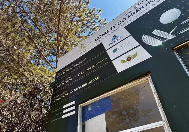 Dự án Tòa nhà Câu lạc bộ Golf do Công ty Cổ phần Hoàng Gia ĐL làm chủ đầu tư, xây dựng trên khuôn viên Sân Golf Đồi cù Đà Lạt.