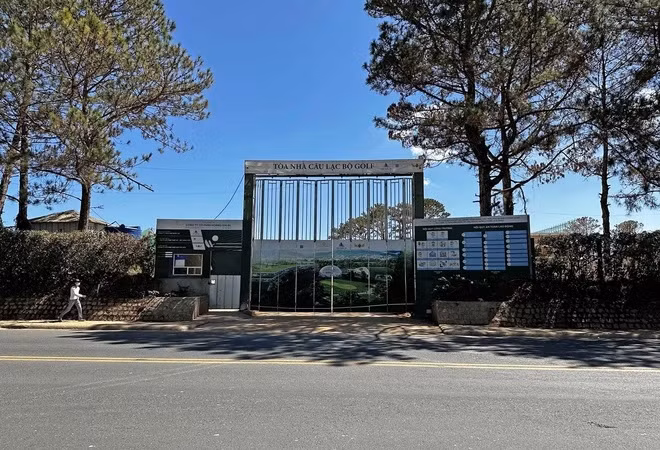 Cổng chính của công trình Tòa nhà Câu lạc bộ Golf. (Ảnh: TTXVN)