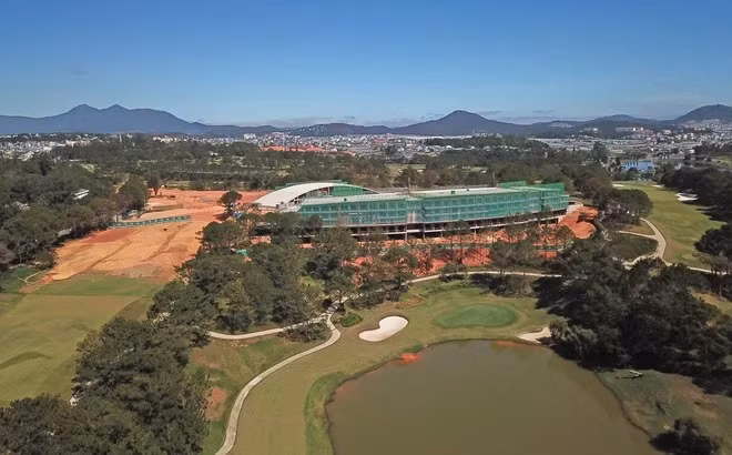 Đại công trường Dự án Tòa nhà Câu lạc bộ Golf Đồi Cù Đà Lạt. (Ảnh: TTXVN)