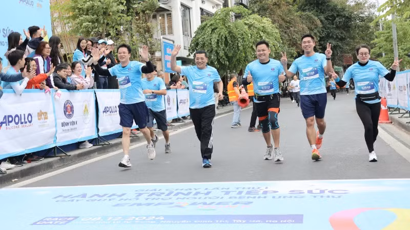 Đông đảo cán bộ y tế tham gia giải chạy ý nghĩa này.