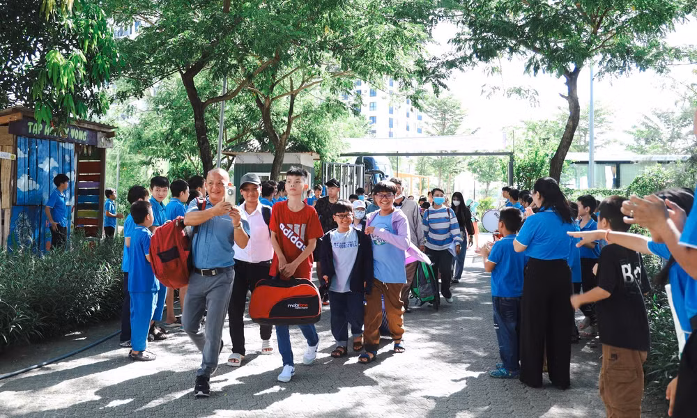 Đón các bạn học sinh mới đến mái trường Hy Vọng.