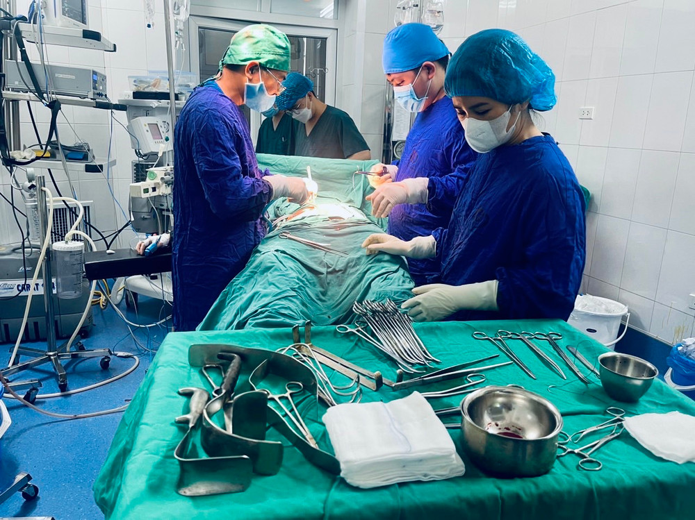 Các bác sĩ đang thực hiện ca phẫu thuật.