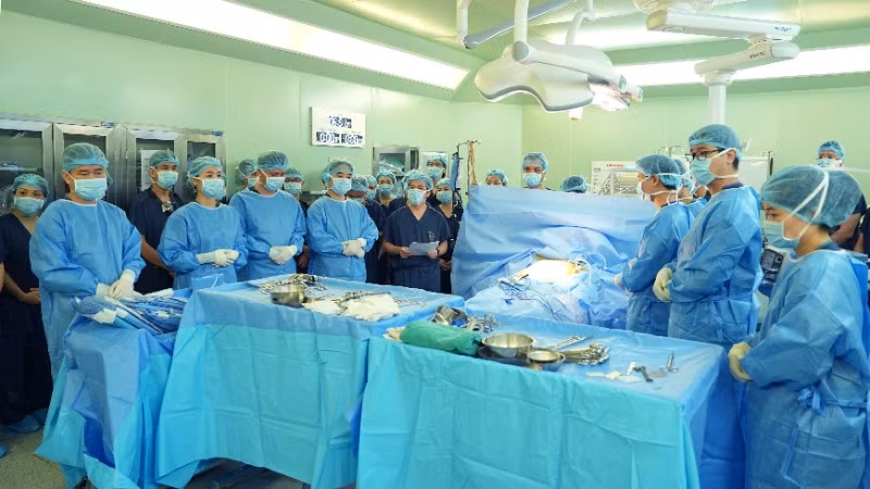 Một phút tri ân người bệnh trước khi các thầy thuốc thực hiện ca phẫu thuật lấy tạng.