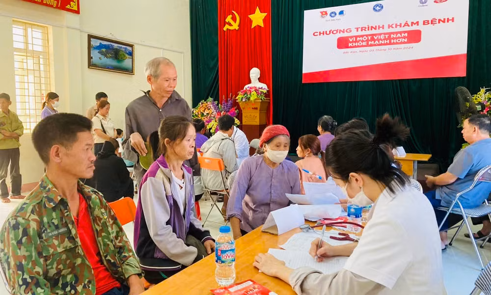 Khám tư vấn sức khoẻ và phát thuốc miễn phí cho người dân bị ảnh hưởng bão số 3.