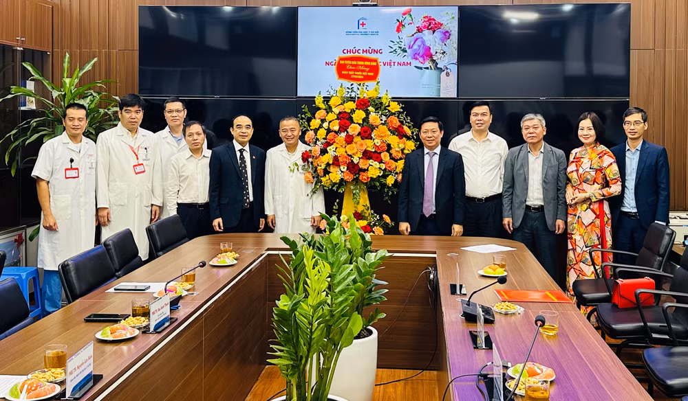 Đoàn Ban Tuyên giáo Trung ương tặng hoa, chúc mừng Trường đại học Y Hà Nội.