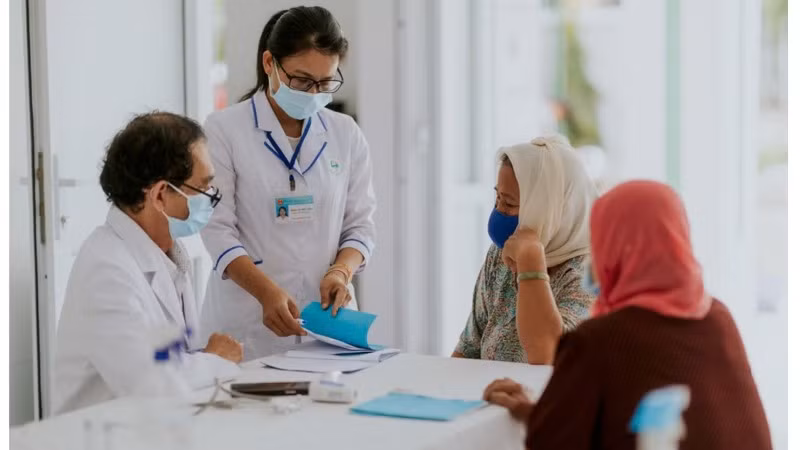 Khám bệnh và tư vấn sức khỏe cho người dân tại trạm y tế xã Mỹ Chánh, huyện Châu Thành, Trà Vinh.