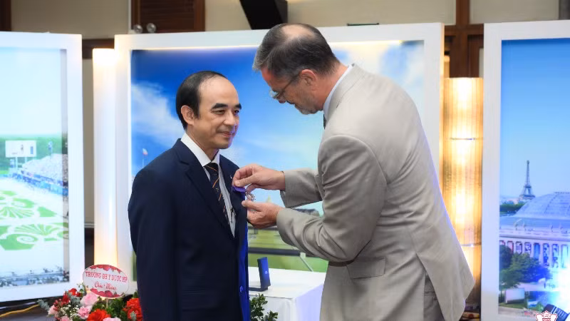 Ngài Olivier Brochet, Đại sứ đặc mệnh toàn quyền nước Cộng hòa Pháp tại Việt Nam trao Huân chương Cành cọ Hàn lâm tặng GS, TS Nguyễn Hữu Tú