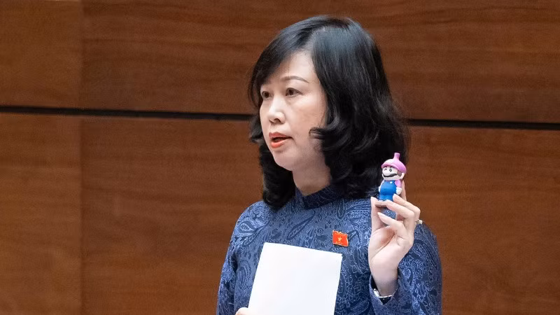 Bộ trưởng Y tế Đào Hồng Lan báo cáo, giải trình về những tác hại của thuốc lá mới tại phiên chất vấn ngày 11/11