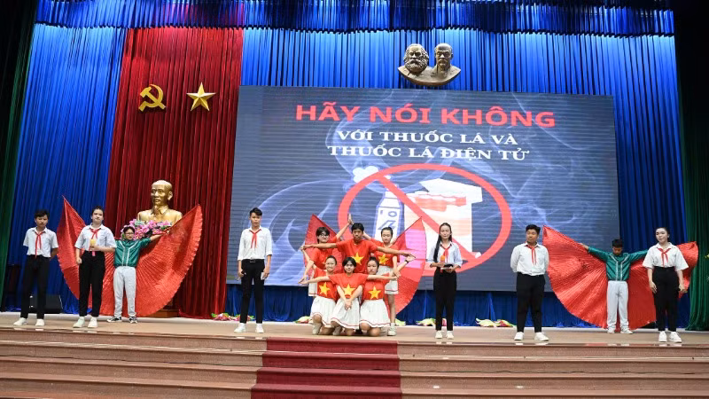 Phần thi chào hỏi của một đội thi.