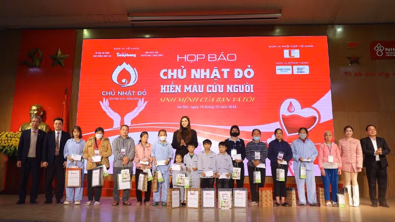 Đại diện Ban tổ chức và khách mời tặng quà bệnh nhân đang điều trị tại Viện Huyết học- Truyền máu Trung ương