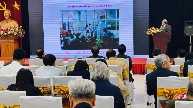 GS,TS Cao Minh Châu, Tổng thư ký Hội Phục hồi chức năng Việt Nam trao đổi về vai trò của phục hồi chức năng sau đột quỵ.