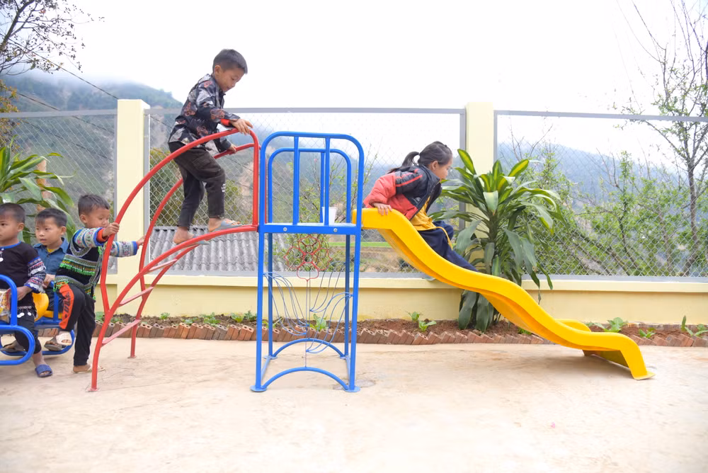 Các em học sinh mầm non thích thú trải nghiệm tại khu vui chơi mới của trường