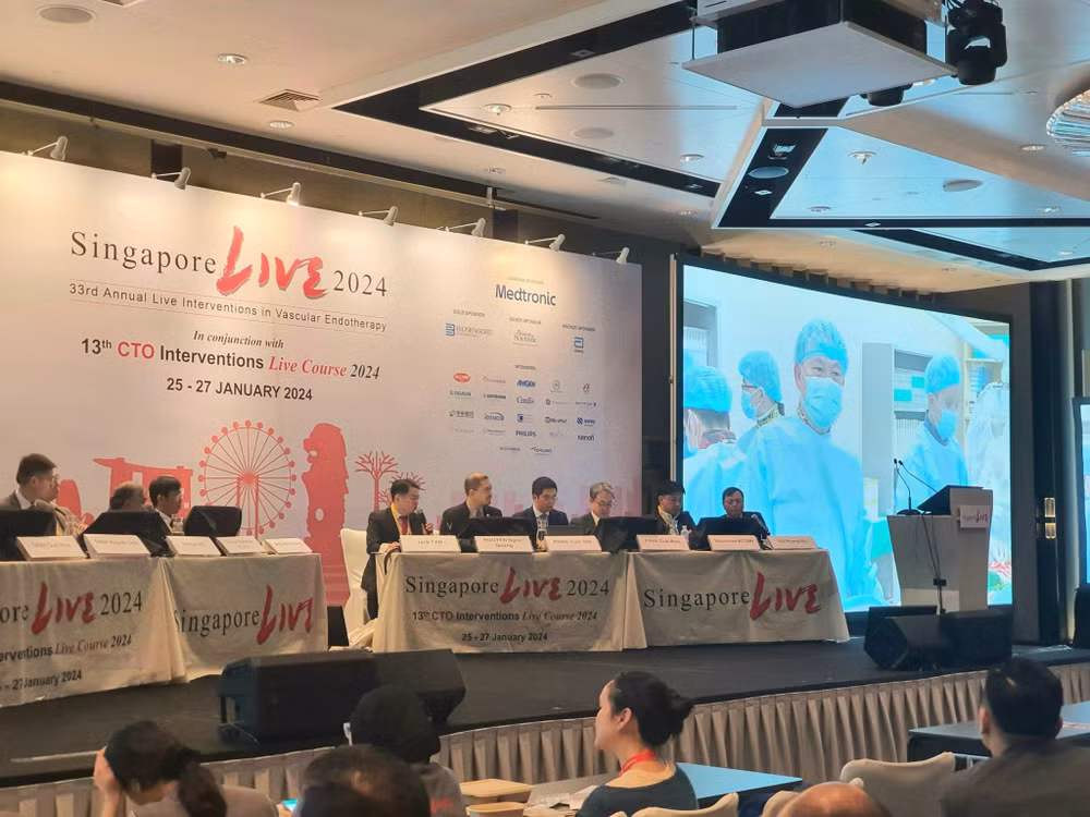 Các đại biểu tham dự Singlive 2024 tại đầu cầu Singapore đang theo dõi và bình luận ca can thiệp truyền hình trực tiếp từ Viện Tim mạch Việt Nam.