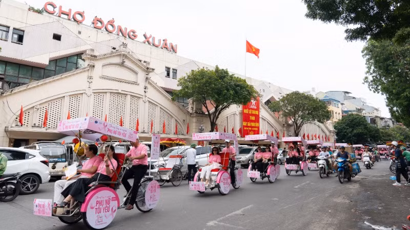 Hoạt động diễu hành xích lô hồng nổi bật trên nhiều tuyến phố của Thủ đô để lan tỏa thông điệp nâng cao nhận thức phòng chống ung thư vú.