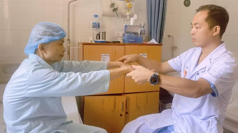 Bác sĩ Bệnh viện Hữu nghị Việt Đức phẫu thuật đặt điện cực kích thích não sâu thành công cho bệnh nhân mắc bệnh parkinson nhiều năm.