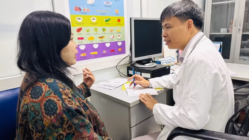 Chuyên gia dinh dưỡng đang tư vấn về chế độ dinh dưỡng trong bữa ăn hằng ngày cho người dân 