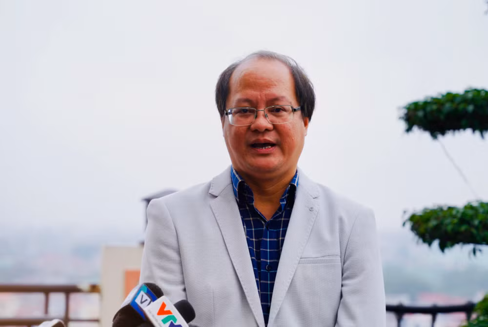 Bác sĩ chuyên khoa II Lê Anh Tuấn, Giám đốc Bệnh viện Mắt TP Hồ Chí Minh trao đổi về một số vấn đề xung quanh công tác đấu thầu thuốc, vật tư y tế