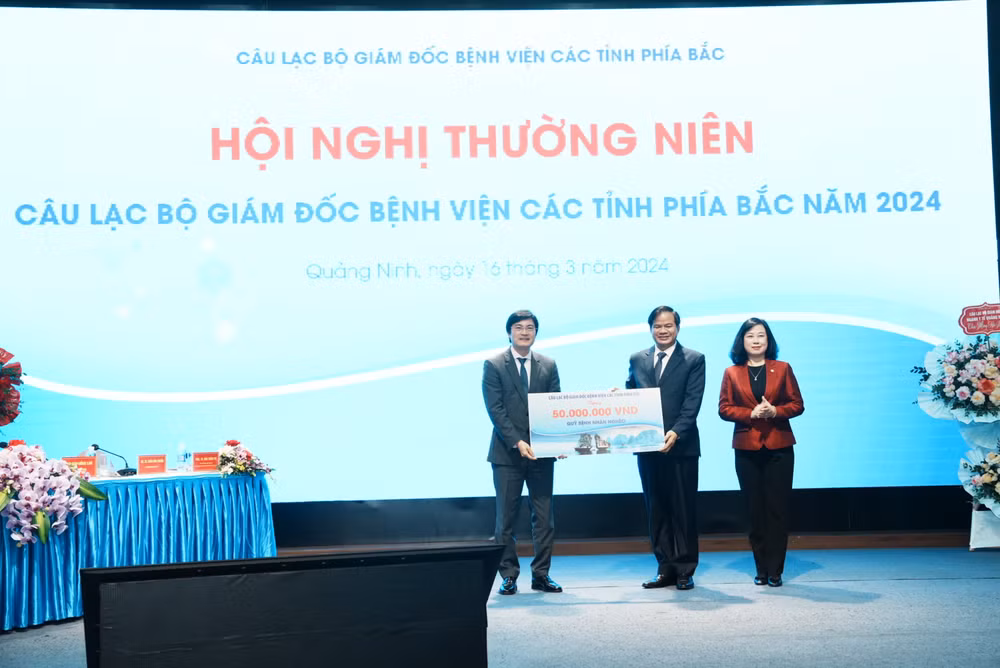 Phó Giáo sư, Tiến sĩ Đào Xuân Cơ, Giám đốc Bệnh viện Bạch Mai, Chủ nhiệm Câu lạc bộ Giám đốc bệnh viện các tỉnh phía bắc tặng quà cho Quỹ bệnh nhân nghèo tỉnh Quảng Ninh.