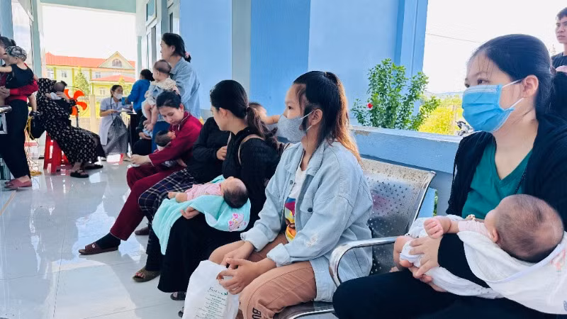 Người dân xã Cam Tuyền, Cam Lộ, Quảng Trị Yên tâm khi đưa con đến tiêm vaccine phòng bệnh tại trạm y tế xã.