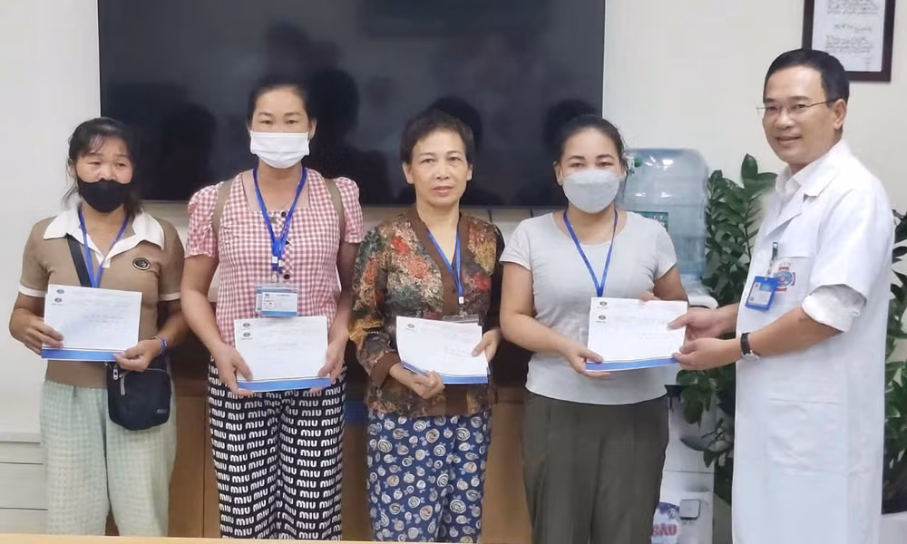 Trao quà hỗ trợ cho đại diện người bệnh.