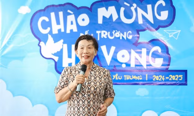 Bà Trương Thanh Thanh chia sẻ tại buổi lễ chào mừng học sinh mới.