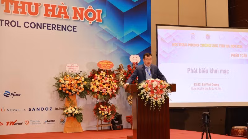 Tiến sĩ Bùi Vinh Quang Giám đốc Bệnh viện Ung bướu Hà Nội phát biểu tại hội thảo.