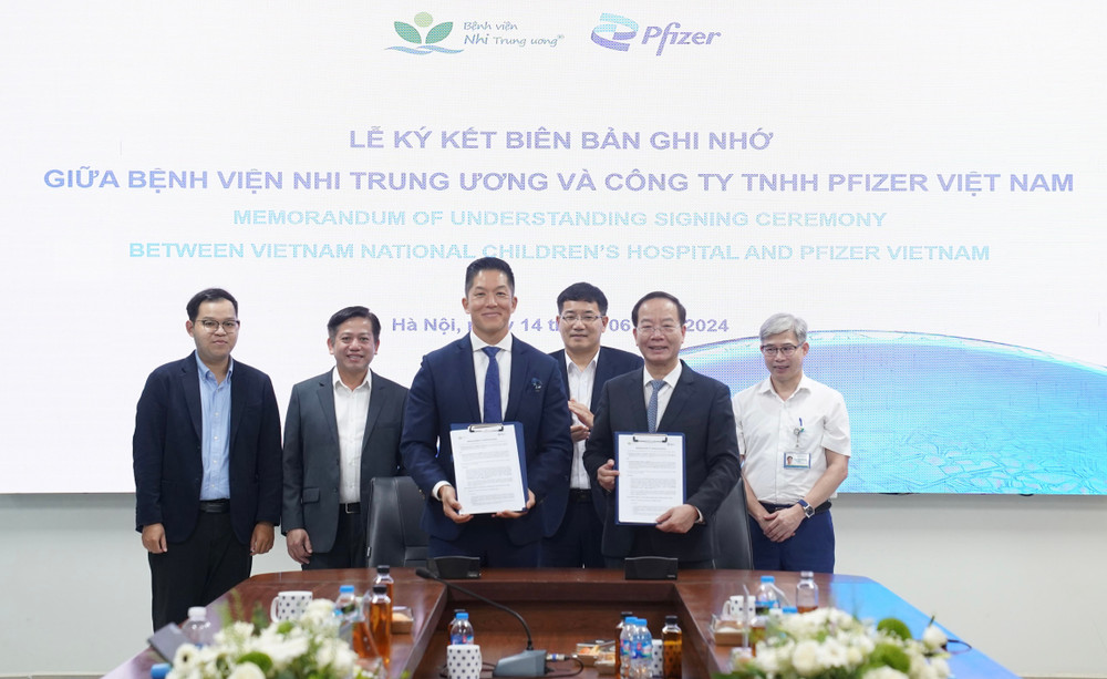 Lễ ký biên bản ghi nhớ giữa Bệnh viện Nhi Trung ương và Công ty TNHH Pfizer Việt Nam.
