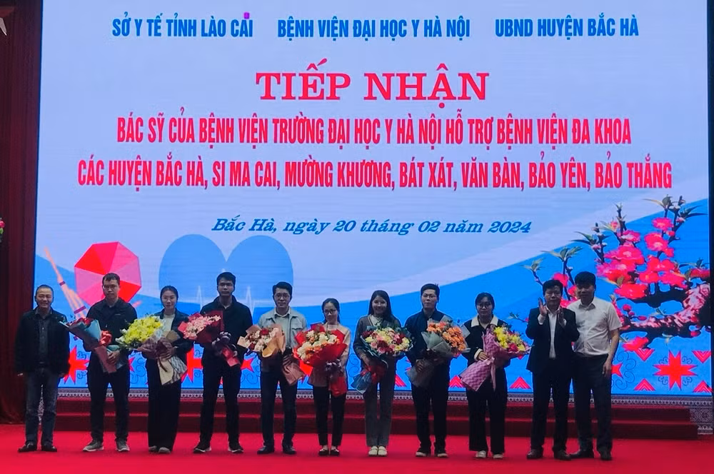Giám đốc Bệnh viện Đại học Y Hà Nội trao quyết định phân công các bác sĩ về hỗ trợ các huyện trên đại bàn tỉnh Lào Cai