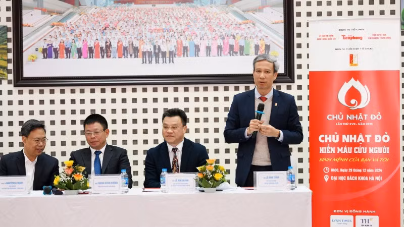 Đại diện Ban tổ chức trao đổi với đại diện các cơ quan báo chí tại buổi họp báo chiều 19/12.