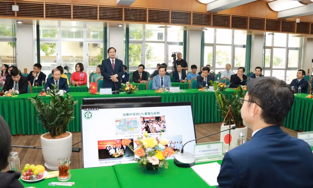 PGS,TS Đào Xuân Cơ báo cáo về hiệu quả các dự án ODA tại Bệnh viện Bạch Mai.