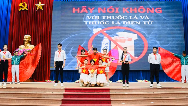 Học sinh THCS ở Long An trong phần thi tìm hiểu Luật phòng, chống tác hại thuốc lá năm 2024.
