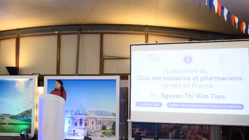 PGS, TS Nguyễn Thị Kim Tiến, Chủ tịch Câu lạc bộ Cựu bác sĩ, dược sĩ học tập tại Cộng hòa Pháp phát biểu tại sự kiện.