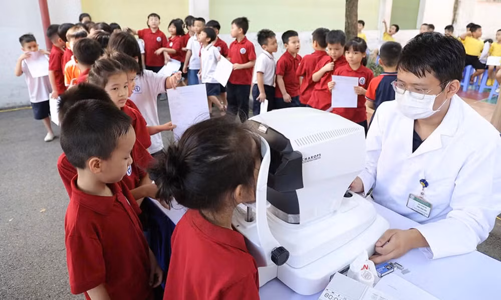 Trẻ em cần được chăm sóc, bảo vệ thường xuyên.