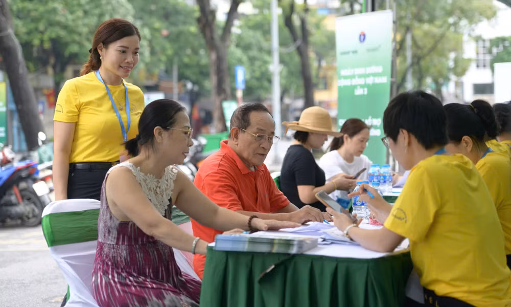 Chuyên gia dinh dưỡng tư vấn khám, tư vấn dinh dưỡng cho người dân.