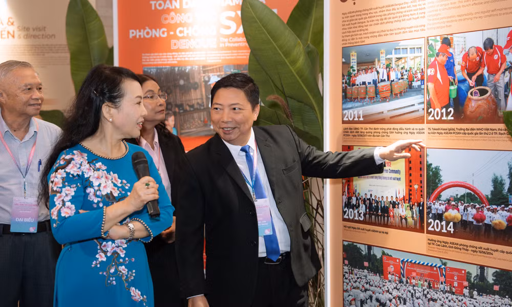 Các địa biểu tham quan triển lãm "Hành trình ba thập kỷ phòng chống sốt xuất huyết".