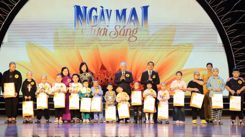 Tặng quà bệnh nhi ung thư tại chương trình giao lưu nghệ thuật gây quỹ hỗ trợ ủng hộ bệnh nhân ung thư nghèo.