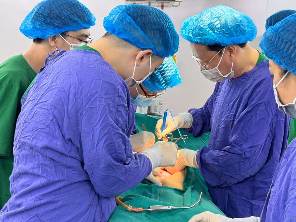 Các bác sĩ Bệnh viện Ung bướu Hà Nội đang thực hiện ca phẫu thuật.