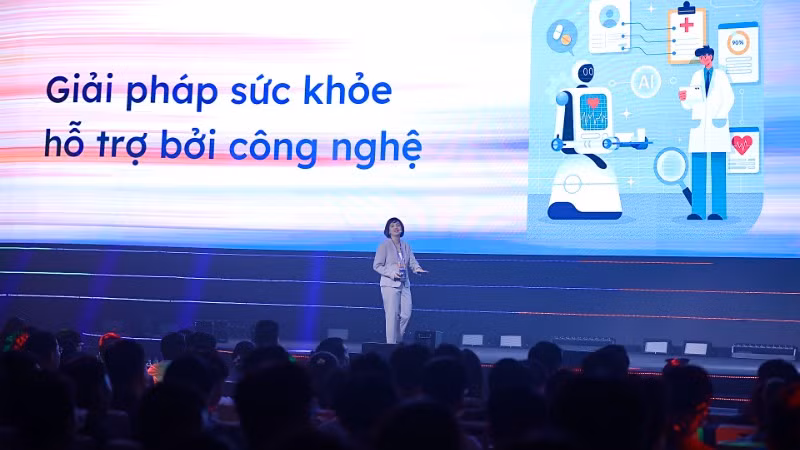 Phó Tổng giám đốc FPT Retail Nguyễn Đỗ Quyên trình bày về “Công nghệ đồng hành chăm sóc sức khỏe”.